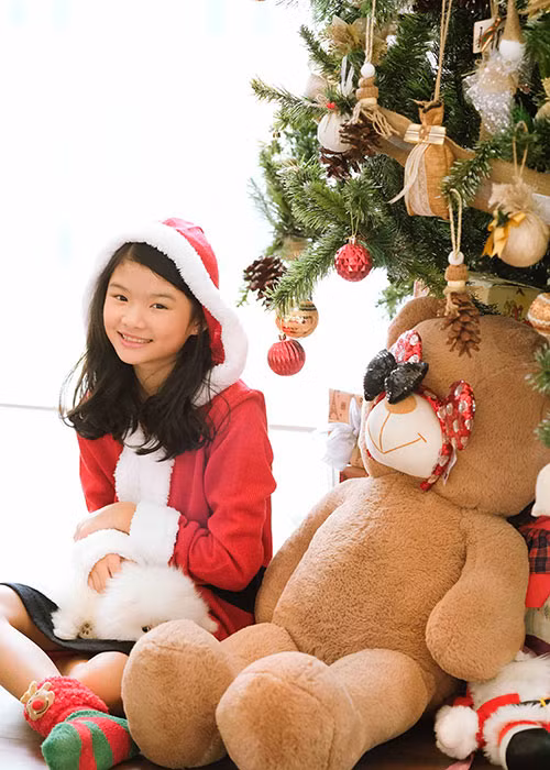 Cô nhóc nhận được tình yêu thương từ cả bố lẫn mẹ.