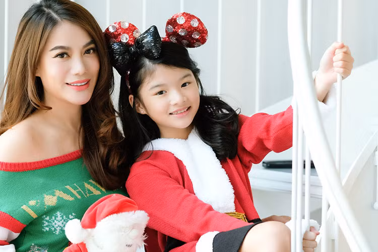 Trương Ngọc Ánh cũng chia sẻ để có những khoảnh khắc đáng nhớ nhất trong mùa Giáng sinh năm nay, 2 mẹ con đã cùng nhau đi mua sắm đồ trang trí và tự tay trang hoàng không gian sống.