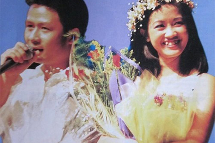 Nụ cười răng khểnh trở thành thương hiệu của "cô Bống". Trong ảnh, Hồng Nhung tươi rói bên Bằng Kiều năm 1999. Ảnh: Vietnammoi