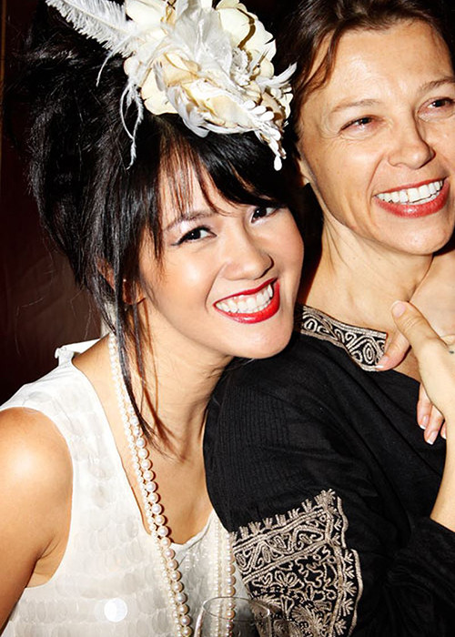 Ở tuổi 41, Hồng Nhung vẫn tươi trẻ qua phong cách thời trang nhưng bị cho là cưa sừng làm nghé. Ảnh: Gia đình Việt Nam