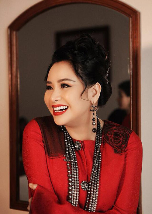 Ở tuổi 49, nữ ca sĩ chọn phong cách sang trọng, quý phái. Ảnh: FBNV