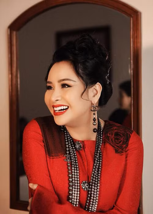 Ở tuổi 49, nữ ca sĩ chọn phong cách sang trọng, quý phái. Ảnh: FBNV