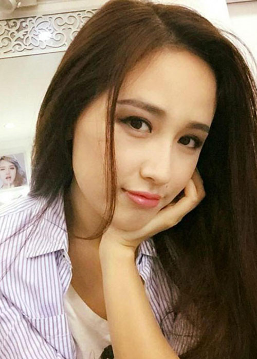 Ngoài căn hộ sống cùng mẹ và em gái rộng khoảng 100m2 tại Hà Nội, Mai Phương Thúy còn sở hữu một căn hộ sang chảnh tại Hong Kong. Người đẹp từng livestream trên trang cá nhân, giới thiệu về căn hộ của cô tại Hong Kong gồm có: một phòng khách, một phòng ngủ, một phòng tắm và phòng bếp. Có thể thấy, Hoa hậu Việt Nam 2006 là một trong những Hoa hậu sở hữu nhiều ngôi nhà đẹp và sang trọng nhất Việt Nam.