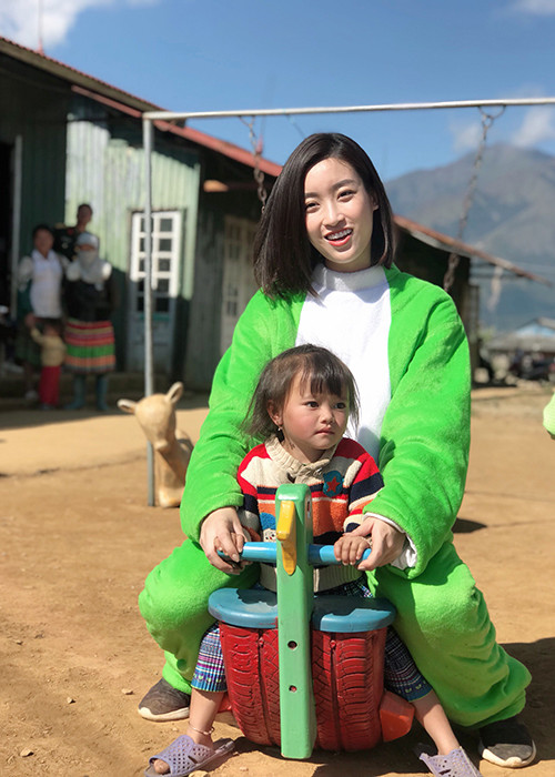 Nàng hoa hậu gốc Hà thành thân thiện trong chuyến đi trở lại thôn Cu Vai.