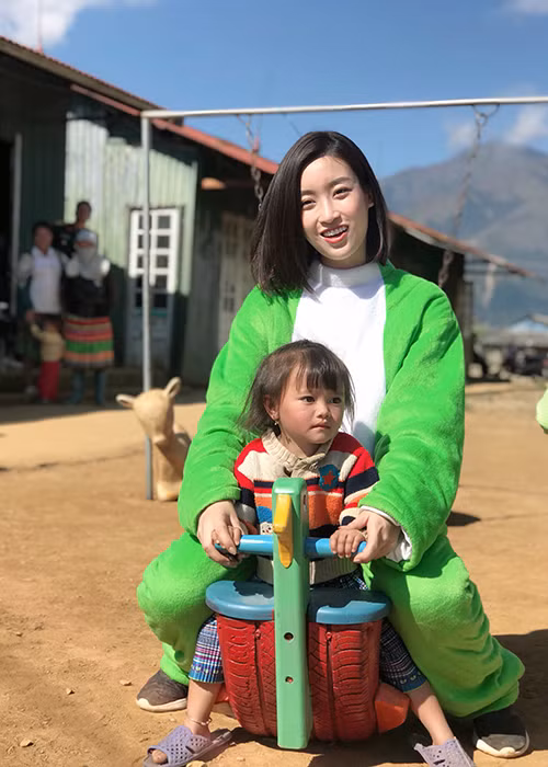 Nàng hoa hậu gốc Hà thành thân thiện trong chuyến đi trở lại thôn Cu Vai.