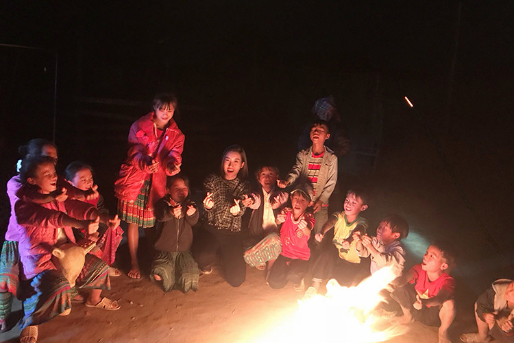 Buổi tối, Mỹ Linh còn tổ chức Giáng sinh cho các em nhỏ.