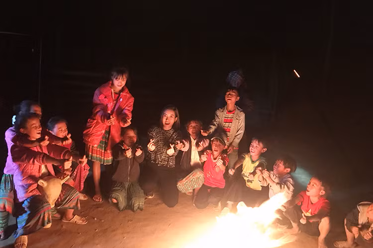 Buổi tối, Mỹ Linh còn tổ chức Giáng sinh cho các em nhỏ.