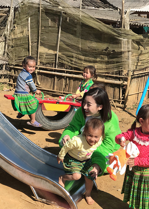 Các em nhỏ tỏ ra rất thích thú với khu vui chơi.