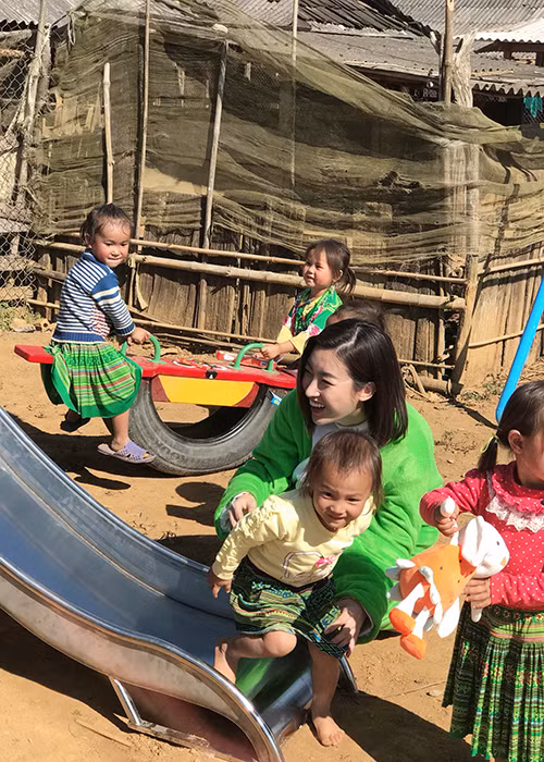 Các em nhỏ tỏ ra rất thích thú với khu vui chơi.