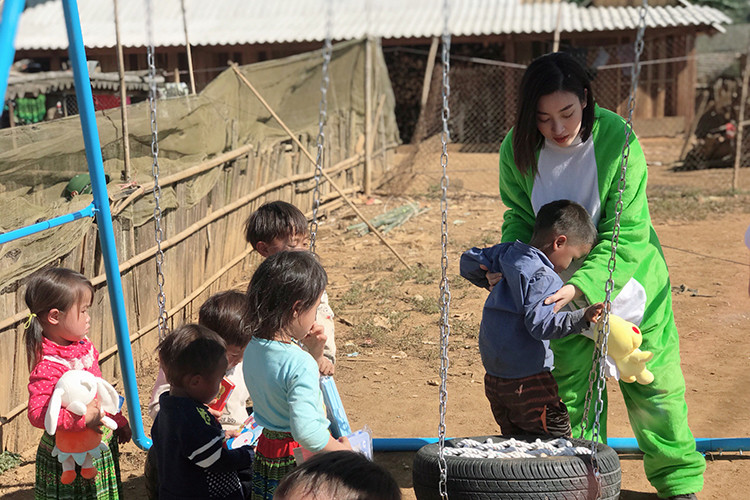Mỹ Linh còn mang đến những bất ngờ cho các em khi xây dựng tủ sách viết tiếp ước mơ Đinh Hữu Dư - nhà báo qua đời sau khi bị lũ dữ Yên Bái cuốn đi, cũng như tặng quần áo ấm, xây dựng khu vui chơi cho các em nhỏ và tặng máy lọc nước cho bà con tại thôn.