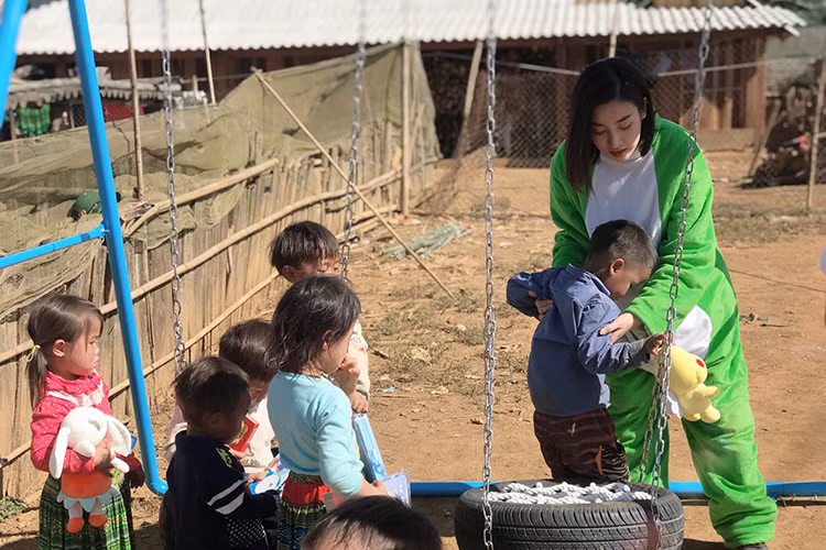 Mỹ Linh còn mang đến những bất ngờ cho các em khi xây dựng tủ sách viết tiếp ước mơ Đinh Hữu Dư - nhà báo qua đời sau khi bị lũ dữ Yên Bái cuốn đi, cũng như tặng quần áo ấm, xây dựng khu vui chơi cho các em nhỏ và tặng máy lọc nước cho bà con tại thôn.