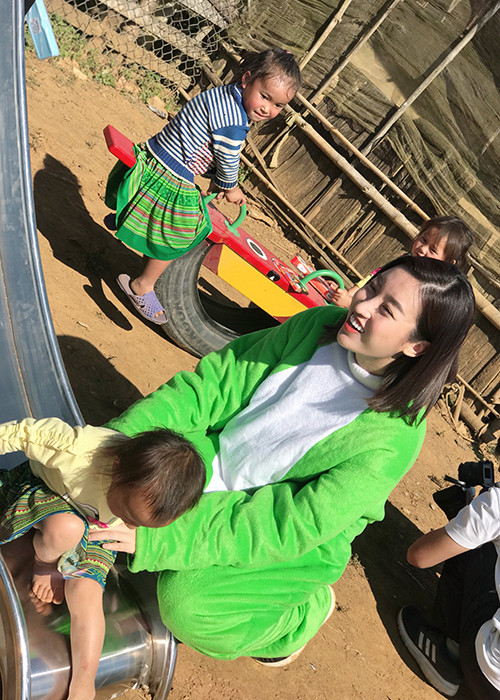 “Sự reo hò đầy háo hức của bọn trẻ khi thấy Linh quay trở lại, rồi những ánh mắt, những nụ cười bẽn lẽn đã thực sự làm Linh” rung động”, Mỹ Linh chia sẻ.