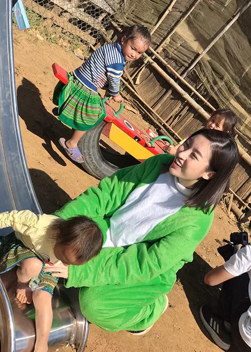 “Sự reo hò đầy háo hức của bọn trẻ khi thấy Linh quay trở lại, rồi những ánh mắt, những nụ cười bẽn lẽn đã thực sự làm Linh” rung động”, Mỹ Linh chia sẻ.