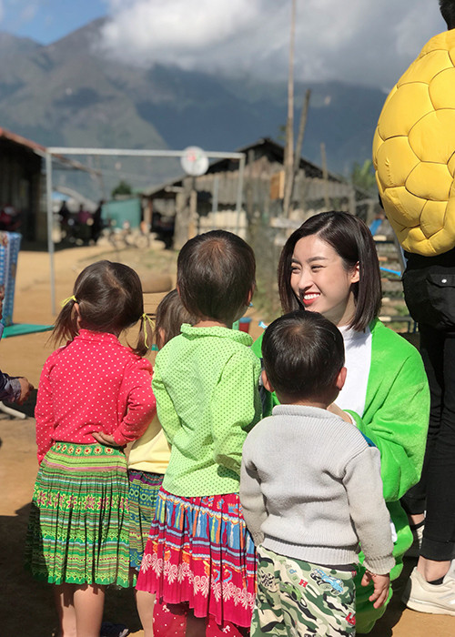 Lần trở lại này, Mỹ Linh hóa thân thành nhân vật thỏ để kể câu chuyện rùa và thỏ cho các em nhỏ tại đây.