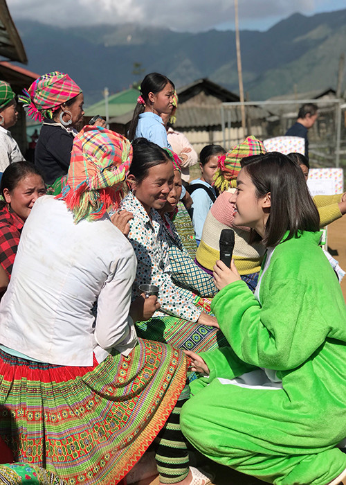 Dù một năm đã trôi qua nhưng Mỹ Linh vẫn giữ liên lạc với bà con ở thôn Cu Vai thông qua anh Mùa A Đua – trưởng thôn.