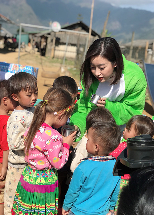 Nàng hoa hậu sinh năm 1996 còn chơi đùa và tặng bánh kẹo cho các em nhỏ.