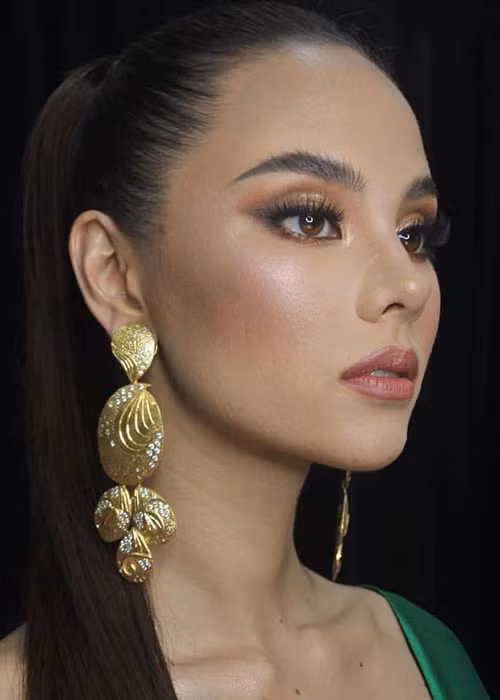 Catriona Gray sinh năm 1994, là ca sĩ, người mẫu, MC mang dòng máu lai Australia, Philippines và Scotland.