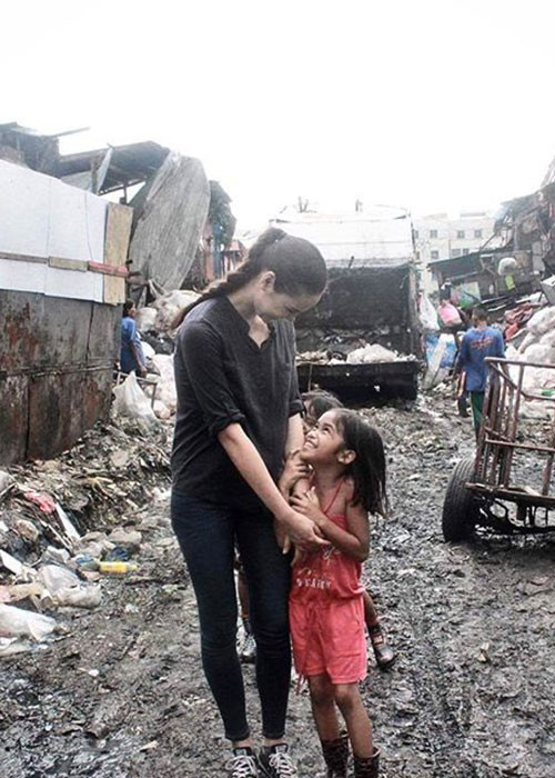 Người đẹp đến từ Philippines tiết lộ cô từng làm việc ở các khu ổ chuột của Manila nên rất tích cực thực hiện các dự án giúp đỡ những người nghèo.