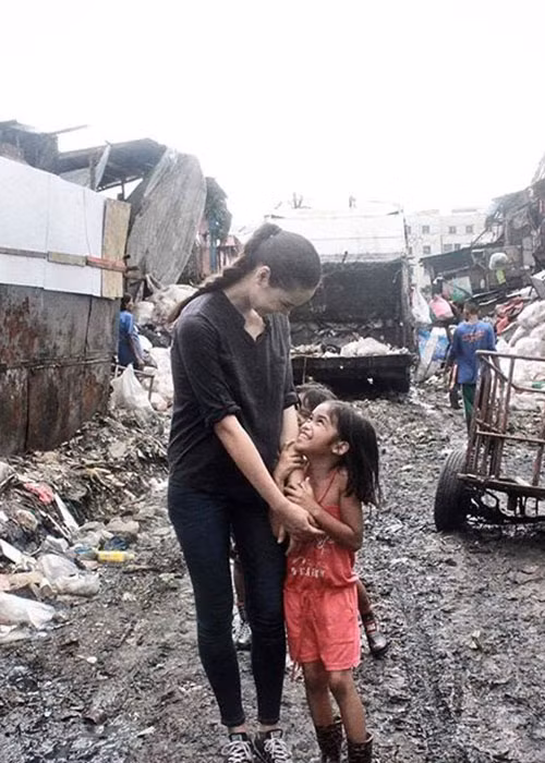 Người đẹp đến từ Philippines tiết lộ cô từng làm việc ở các khu ổ chuột của Manila nên rất tích cực thực hiện các dự án giúp đỡ những người nghèo.