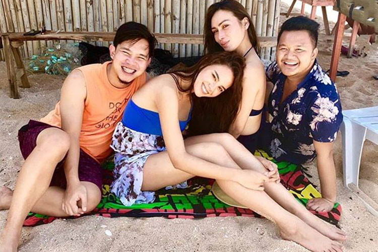 Sang trọng, lộng lẫy trên sân khấu nhưng ngoài đời, bông hồng lai lại có cuộc sống đời thường bình dị, vui vẻ.