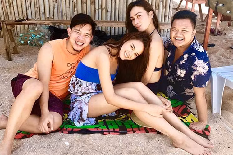 Sang trọng, lộng lẫy trên sân khấu nhưng ngoài đời, bông hồng lai lại có cuộc sống đời thường bình dị, vui vẻ.