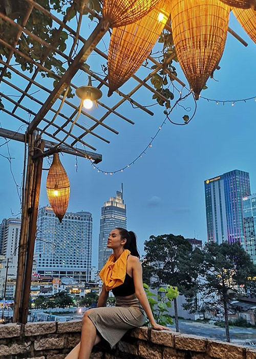 Sau khi đoạt vương miện Hoa hậu Hoàn vũ Philippines 2018, người đẹp trở lại Việt Nam vào tháng 8. Lần đó, cô ở TP HCM.