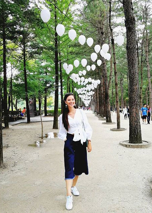 Ngoài Việt Nam, tân Hoa hậu Hoàn vũ Thế giới còn từng đặt chân đến Hàn Quốc, Nhật Bản, Trung Quốc, Thái Lan.