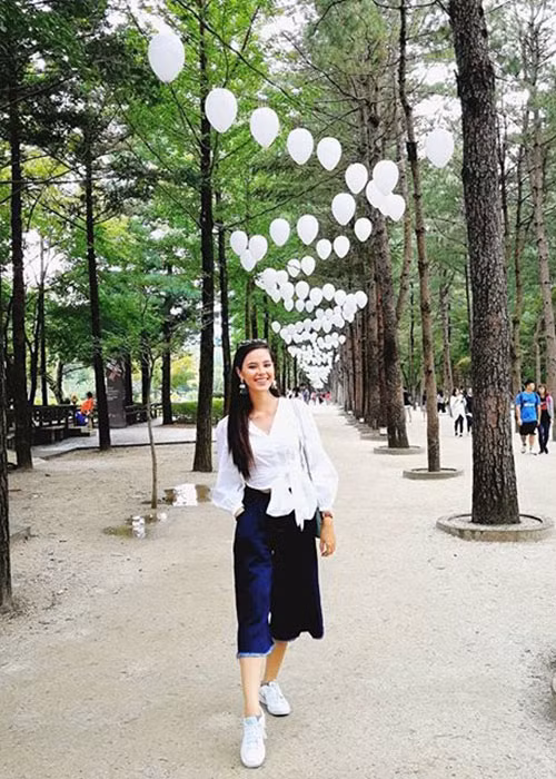 Ngoài Việt Nam, tân Hoa hậu Hoàn vũ Thế giới còn từng đặt chân đến Hàn Quốc, Nhật Bản, Trung Quốc, Thái Lan.