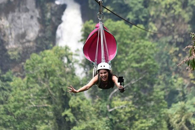 Catriona không ngại tham gia các trò chơi mạo hiểm trong những chuyến du lịch.