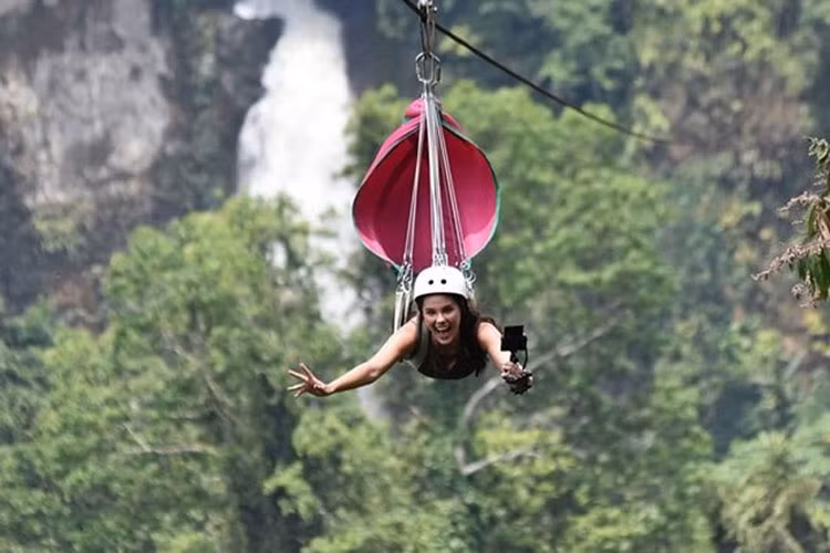 Catriona không ngại tham gia các trò chơi mạo hiểm trong những chuyến du lịch.