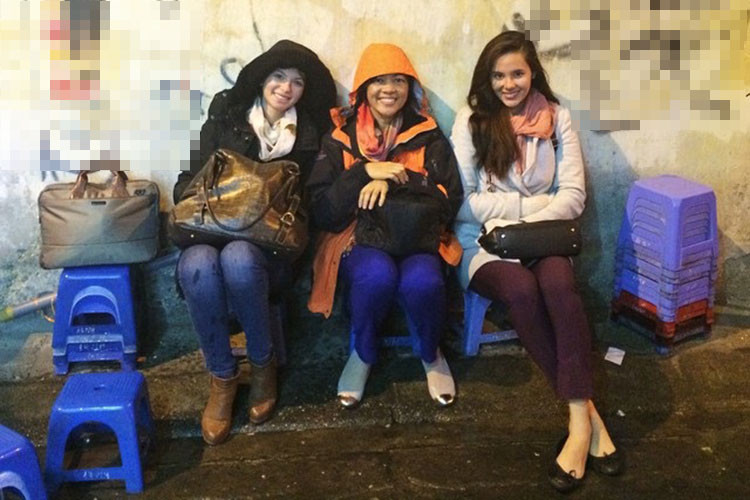 Người đẹp sinh năm 1994 còn ăn bánh mì Việt Nam ở một quán ăn vỉa hè.