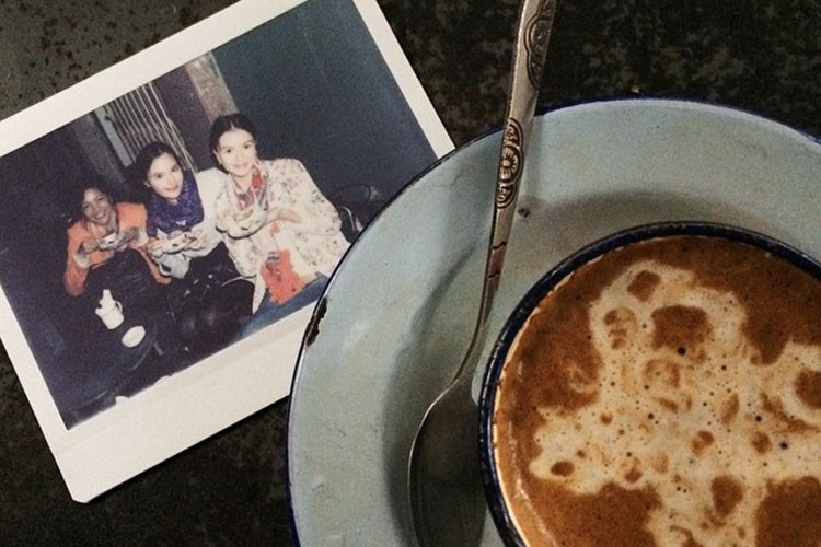 Trên trang cá nhân, Catriona từng khoe thưởng thức cốc cà phê tại Hà Nội trong chuyến du lịch.