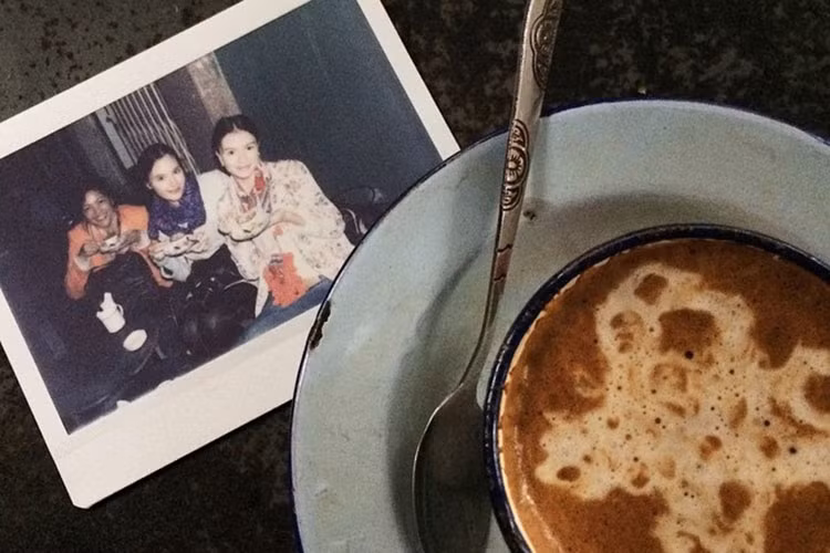 Trên trang cá nhân, Catriona từng khoe thưởng thức cốc cà phê tại Hà Nội trong chuyến du lịch.
