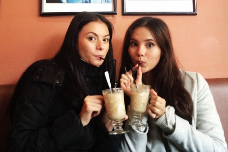 Catriona cũng thích thú thưởng thức cà phê với sữa chua.