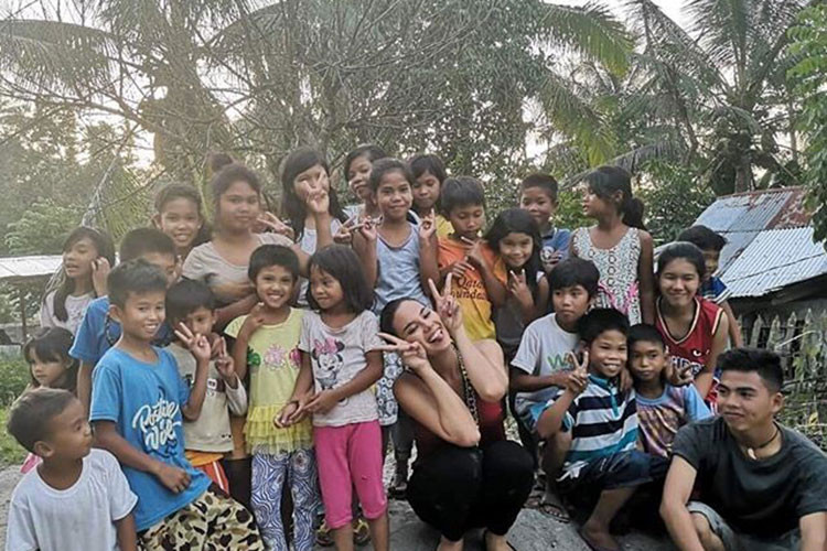 Trong các chuyến từ thiện, Catriona luôn giản dị, thân thiện với mọi người.