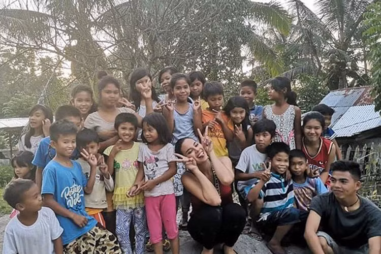 Trong các chuyến từ thiện, Catriona luôn giản dị, thân thiện với mọi người.