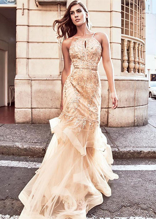 Đại diện Colombia cao 1m73, sở hữu vẻ đẹp đậm chất Latinh với vóc dáng quyến rũ, làn da nâu.