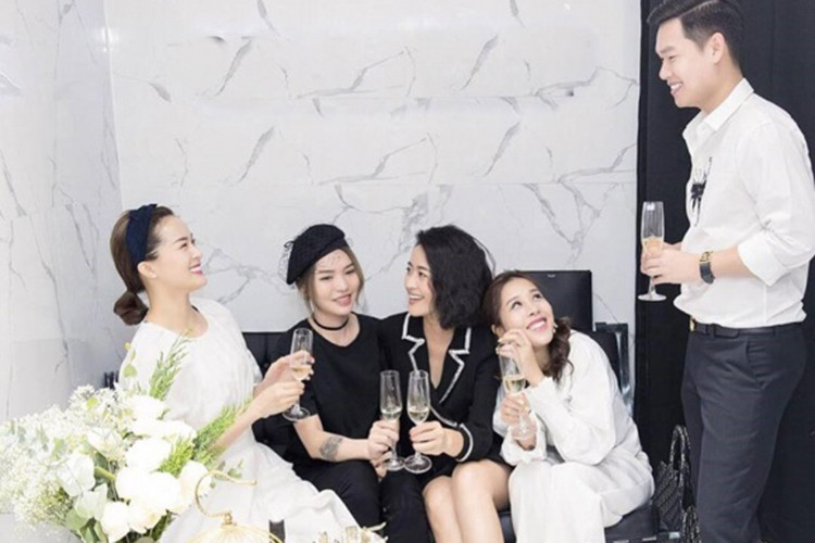 Tháng 8/2018, Hạ Vi xuất hiện trong cùng một sự kiện với Đàm Thu Trang. Ảnh: Ngôi sao