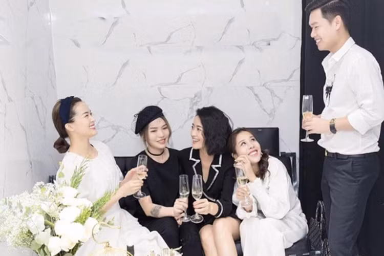 Tháng 8/2018, Hạ Vi xuất hiện trong cùng một sự kiện với Đàm Thu Trang. Ảnh: Ngôi sao