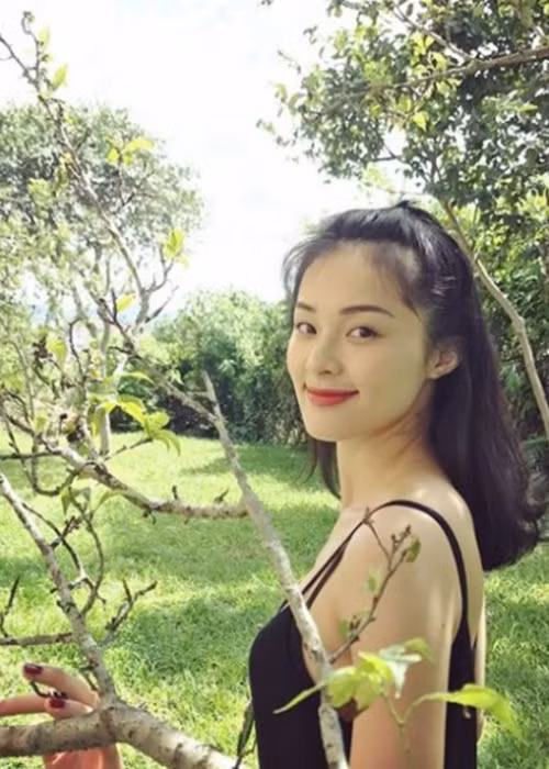 Động thái đáng chú ý của Hạ Vi thời gian qua là gỡ bỏ nhiều chia sẻ của mình trên trang cá nhân vào năm 2017 và 2018.