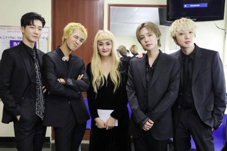 Trước khi xóa những bài chia sẻ, Hạ Vi gây ồn ào với mái tóc vàng tươi bị chê không phù hợp. Ảnh: Zing