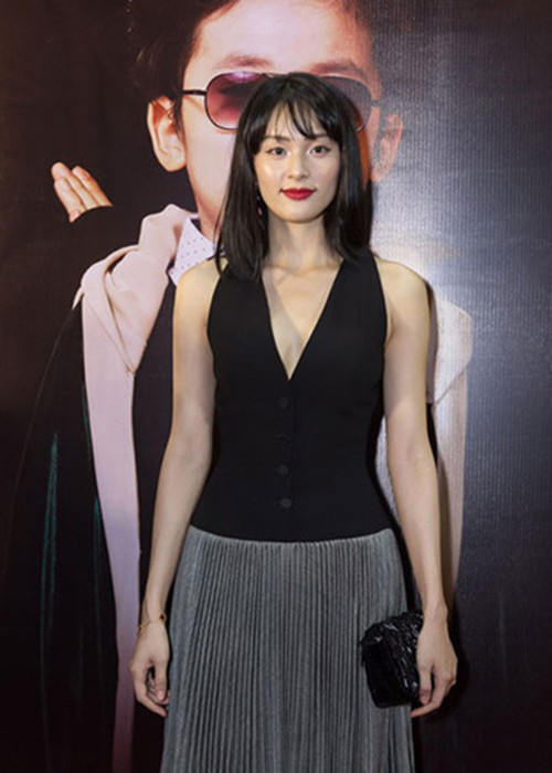 Dù đã chia tay Cường Đô la nhưng Hạ Vi vẫn bị dân mạng "soi". Tại một sự kiện vào tháng 3/2018, cô bị chê tay cơ bắp. Ảnh: Zing