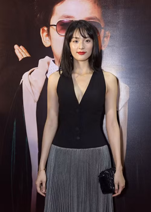 Dù đã chia tay Cường Đô la nhưng Hạ Vi vẫn bị dân mạng "soi". Tại một sự kiện vào tháng 3/2018, cô bị chê tay cơ bắp. Ảnh: Zing