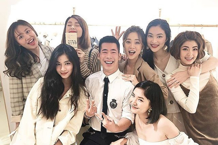 Hạ Vi chỉ tham gia sự kiện của bạn bè thân thiết. Trong ảnh, người đẹp đến chúc mừng stylist Travis Nguyễn khai trương cửa hàng vào tháng 10/2018.