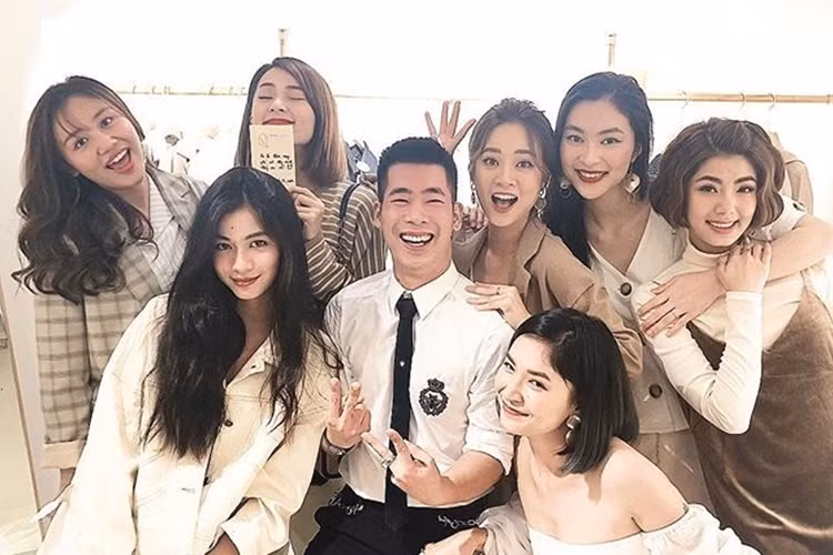 Hạ Vi chỉ tham gia sự kiện của bạn bè thân thiết. Trong ảnh, người đẹp đến chúc mừng stylist Travis Nguyễn khai trương cửa hàng vào tháng 10/2018.