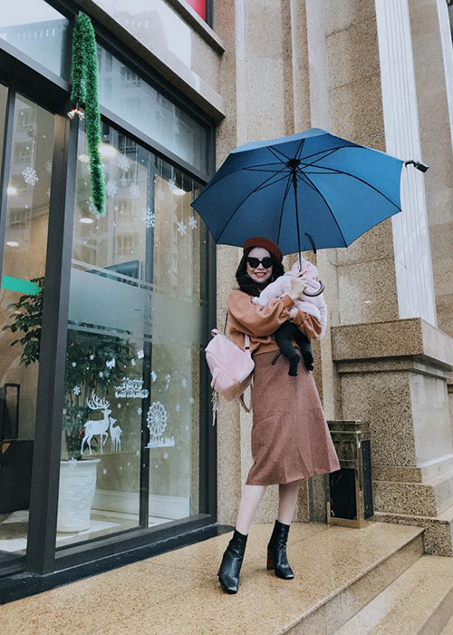 Sau tuyên bố làm mẹ đơn thân, Trà Ngọc Hằng liên tục chia sẻ hình ảnh con gái nhưng khéo léo giấu mặt bé.