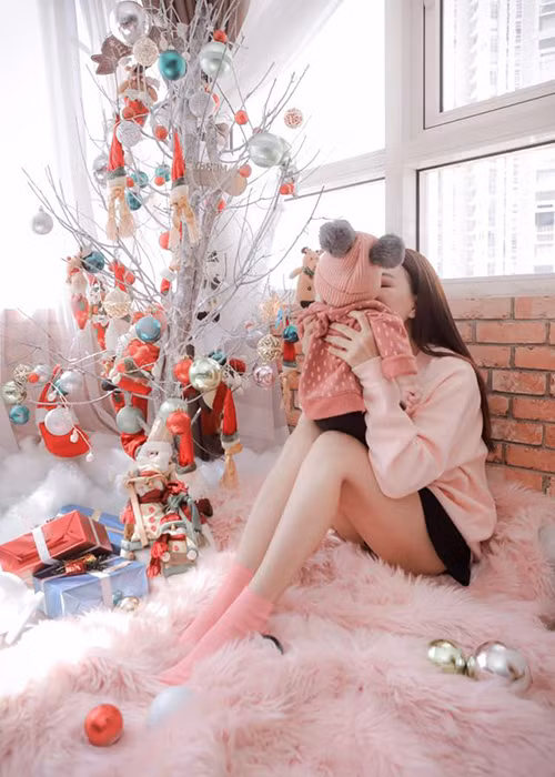 Khoe ảnh cùng con gái đón Giáng sinh sớm, nữ người mẫu tâm sự: "Bao lo lắng rồi cũng sẽ qua, và con của mẹ đã chào đời một cách bình yên. Con gái mẹ kháu khỉnh, đáng yêu biết bao, khiến mẹ vỡ òa trong hạnh phúc rồi nè. Giờ đây mẹ chỉ mong sao con thật hạnh phúc bên mẹ là mẹ vui rồi".