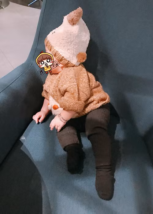 Con gái của Trà Ngọc Hằng dù giấu mặt nhưng qua hình ảnh có thể, bé sở hữu làn da trắng và khá bụ bẫm.