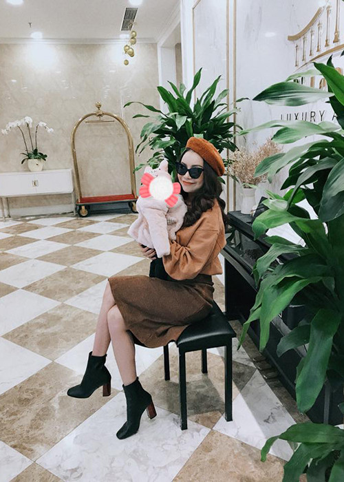 Trà Ngọc Hằng giữ kín danh tính bố của con gái và hình ảnh thiên thần nhỏ của mình. Nữ người mẫu cho biết sẽ khoe cận mặt con gái khi bé lớn hơn một chút.