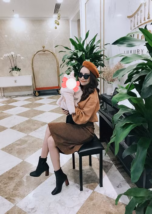 Trà Ngọc Hằng giữ kín danh tính bố của con gái và hình ảnh thiên thần nhỏ của mình. Nữ người mẫu cho biết sẽ khoe cận mặt con gái khi bé lớn hơn một chút.